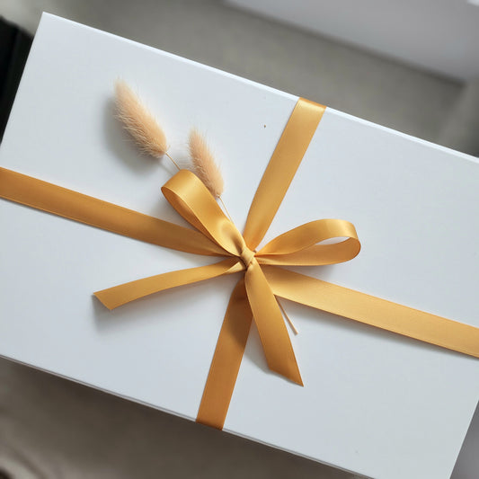 White box with magnetic closure Wrapped with ribbon and floral details.